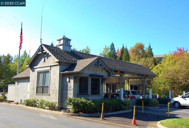 3434 Tice Creek Dr, Walnut Creek CA: https://media.crmls.org/mediaz/97cb2a0c-9fe3-406b-9ade-47183906e99d.jpg