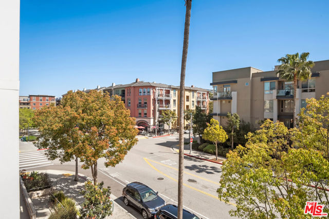 13045 Pacific Promenade, Playa Vista CA: https://media.crmls.org/mediaz/97cbc089-f0be-4fa2-8c14-826c4331788f.jpg