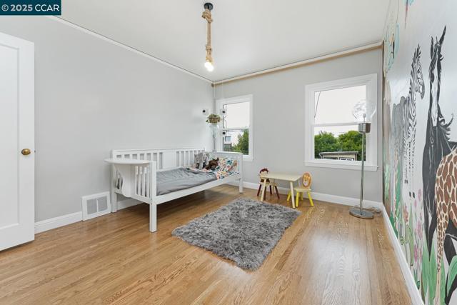 1923 28th Ave, San Francisco CA: https://media.crmls.org/mediaz/97cbc316-7e73-4a09-93d0-87a1224d0ab2.jpg