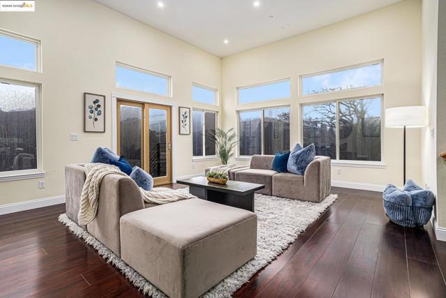 130 Arbor View Ln, Lafayette CA: https://media.crmls.org/mediaz/97cc9879-cca5-4f52-8f4e-37c9a50e044f.jpg