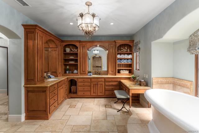 1038 E Ave, Coronado CA: https://media.crmls.org/mediaz/97ccc027-0563-4dea-88fc-b935605547b8.jpg