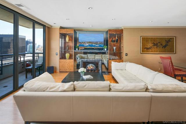 700 Front St, San Diego CA: https://media.crmls.org/mediaz/97cec2f6-ad0a-4969-942a-01fcc4f41326.jpg