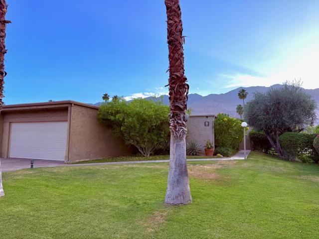 1665 S La Reina Way, Palm Springs CA: https://media.crmls.org/mediaz/97d0672c-8fc8-41c1-a0a7-5896d89d71f5.jpg