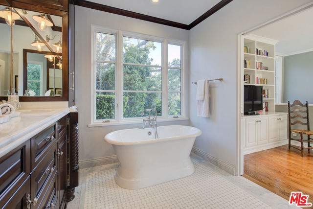 2880 NICHOLS CANYON Road, Los Angeles CA: https://media.crmls.org/mediaz/97d074b2-071f-4246-a646-334427bbee02.jpg