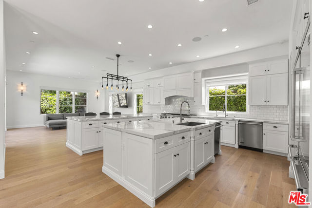 530 N Alta Vista Boulevard, Los Angeles CA: https://media.crmls.org/mediaz/97d0edaf-96df-4867-a7fc-5afade1e2c5b.jpg