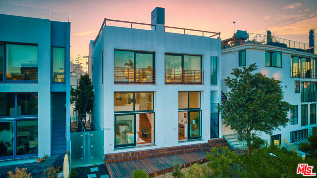 5106 Pacific Avenue, Marina del Rey CA: https://media.crmls.org/mediaz/97d13d59-063e-4889-b2c6-e1fecade6dc8.jpg