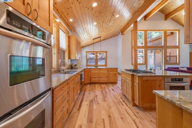10023 S River Street, Truckee CA: https://media.crmls.org/mediaz/97d1cbab-afe4-4f4f-a942-9bdba5e90d06.jpg