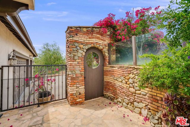 22252 W ALTA Drive, Topanga CA: https://media.crmls.org/mediaz/97d21872-3f37-49d4-ba1b-e90f4ea8bbad.jpg