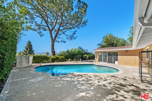 20553 Califa Street, Woodland Hills CA: https://media.crmls.org/mediaz/97d2fdce-f103-483e-ae55-64b5c6978ad5.jpg