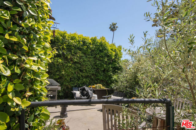 921 16th Street, Santa Monica CA: https://media.crmls.org/mediaz/97d3215e-ac94-43dd-9760-5e6a206244c5.jpg