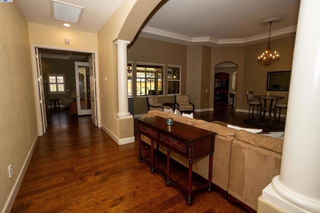 5090 Archcrest Way, Sacramento CA: https://media.crmls.org/mediaz/97d34108-083d-4af4-a09d-068346a0fcf3.jpg