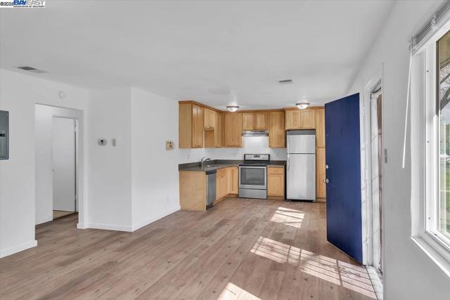 2200 Lemontree Way, Antioch CA: https://media.crmls.org/mediaz/97d3a496-ef48-45b9-bd19-784ff12a721d.jpg