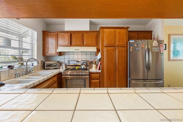2010 W San Marcos Blvd, San Marcos CA: https://media.crmls.org/mediaz/97d54c2c-621f-4d44-94ad-d20db97fdd16.jpg