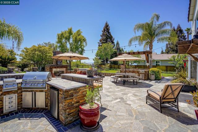 219 Nottingham Pl, Danville CA: https://media.crmls.org/mediaz/97d5b2b7-a1c1-4597-a5b9-2ac5b94267b8.jpg