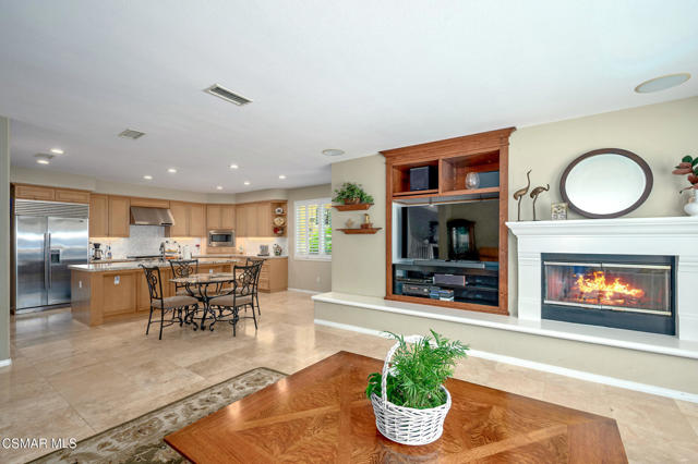 4566 Bluewood Court, Moorpark CA: https://media.crmls.org/mediaz/97d5cb10-bc7a-4830-84d4-45cd8b02e386.jpg