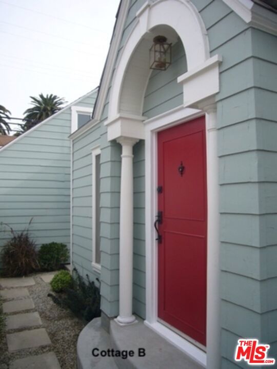 421 Grand Boulevard, Venice CA: https://media.crmls.org/mediaz/97d5cf67-25e7-4280-9265-fb8391c98ae7.jpg