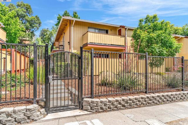 2170 Fremont St, Concord CA: https://media.crmls.org/mediaz/97d61506-6901-4d93-868d-cc14f7f2422a.jpg
