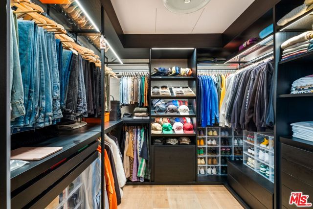 8899 Beverly Boulevard, Los Angeles CA: https://media.crmls.org/mediaz/97d7434b-a767-4605-9369-e45de35fbafe.jpg