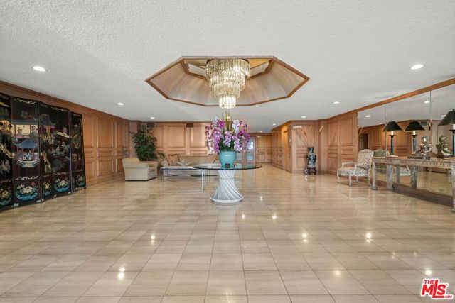 339 N Palm Drive, Beverly Hills CA: https://media.crmls.org/mediaz/97d92a7c-7095-46b8-8648-75c0ed9a036a.jpg