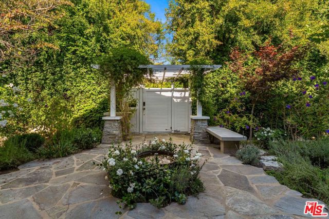233 S Saltair Avenue, Los Angeles CA: https://media.crmls.org/mediaz/97d9794a-f456-455d-817a-1308af2bb638.jpg