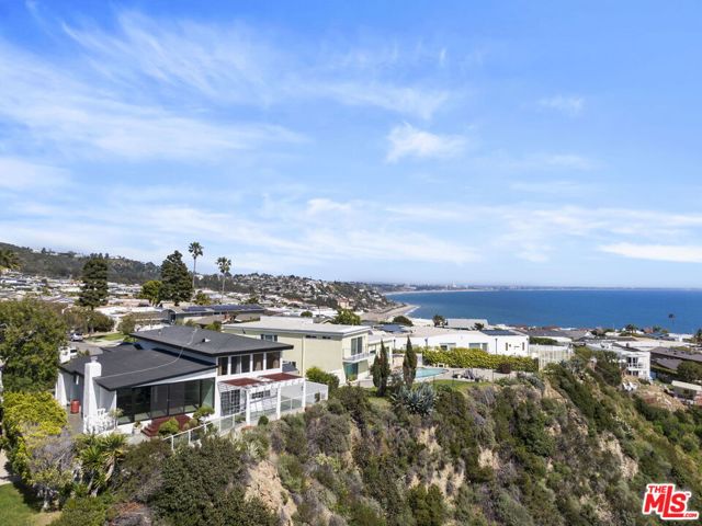 18461 Clifftop Way, Malibu CA: https://media.crmls.org/mediaz/97dbb093-ef59-4acc-9b6f-d2c98659f585.jpg