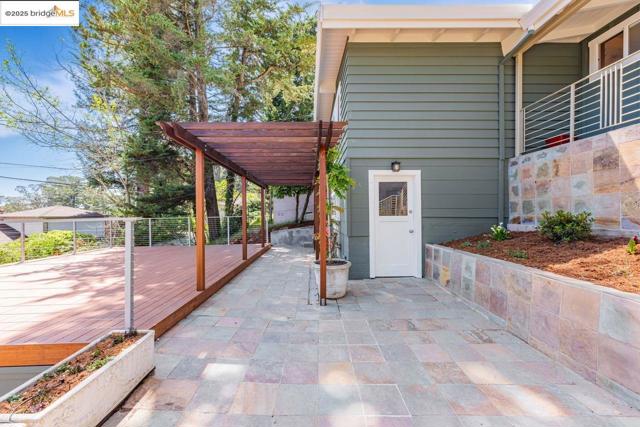 6815 Paso Robles Dr, Oakland CA: https://media.crmls.org/mediaz/97dc4f5f-d88e-4014-8fd6-68610b41d3a5.jpg