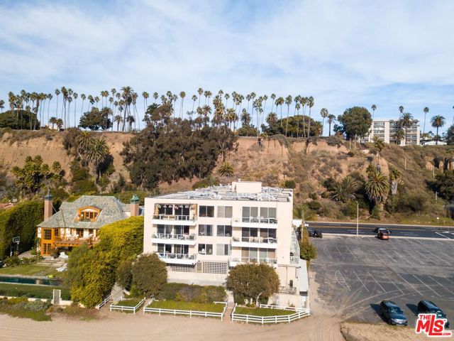 723 Palisades Beach Road, Santa Monica CA: https://media.crmls.org/mediaz/97dd6848-9fac-4148-8562-913bc099ace5.jpg