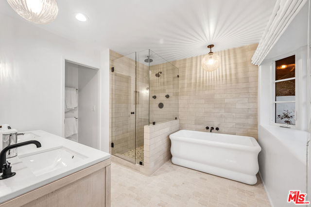 2382 Live Oak Meadows Road, Malibu CA: https://media.crmls.org/mediaz/97dd8b54-0d06-49fc-94f4-001f85e2f865.jpg