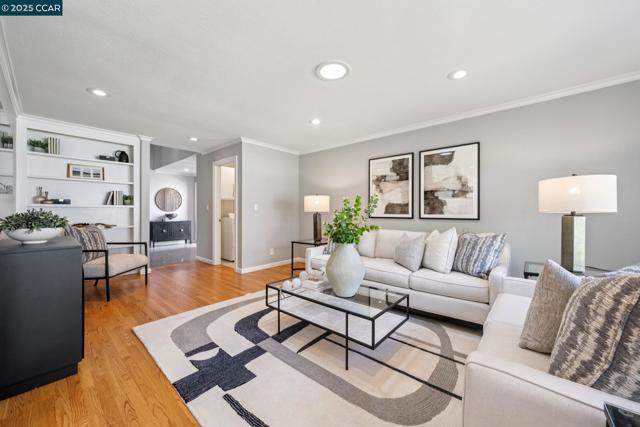3245 Newport Court, Walnut Creek CA: https://media.crmls.org/mediaz/97df1928-8849-4b8f-863b-0f0062725bde.jpg