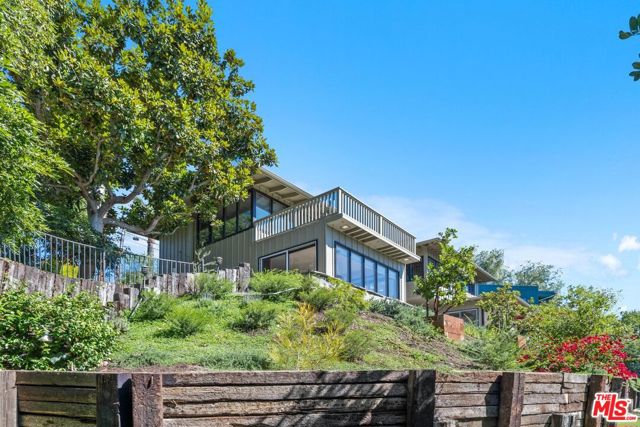 13201 Cheltenham Drive, Sherman Oaks CA: https://media.crmls.org/mediaz/97df7dd5-bfdc-4a5e-a134-7a0e21988fcd.jpg