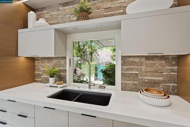 1121 Estates Dr, Lafayette CA: https://media.crmls.org/mediaz/97e01445-cf59-4569-ad4f-17f22c55f767.jpg