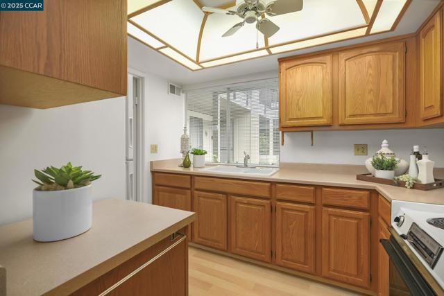 975 Terra California Dr, Walnut Creek CA: https://media.crmls.org/mediaz/97e05b04-d725-4da4-b4b2-6afd10072ce1.jpg