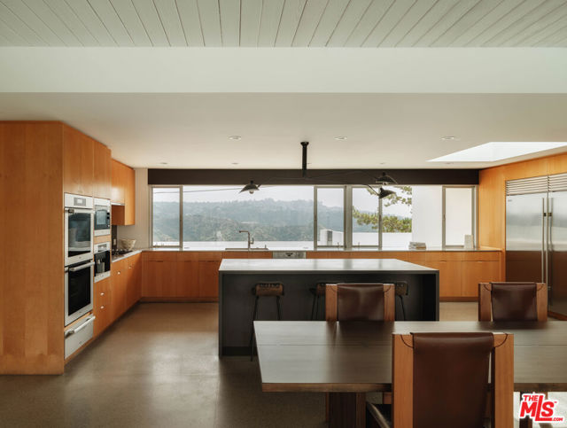 1705 Summitridge Drive, Beverly Hills CA: https://media.crmls.org/mediaz/97e06dfc-8ea8-41ce-aa6e-33c5ba92434d.jpg