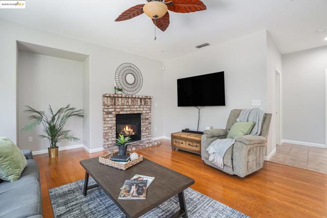 1139 Jordan Ct, Brentwood CA: https://media.crmls.org/mediaz/97e08316-b922-4166-8ade-16376603e4aa.jpg