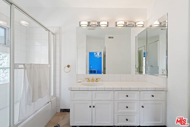 15656 Crownridge Place, Sherman Oaks CA: https://media.crmls.org/mediaz/97e09f7e-a0d5-426e-a061-28a0aebe08b5.jpg