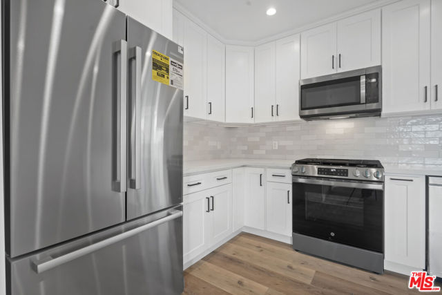 2808 S Cloverdale Avenue, Los Angeles CA: https://media.crmls.org/mediaz/97e0ae07-6dcd-441b-8c3f-67149380484f.jpg
