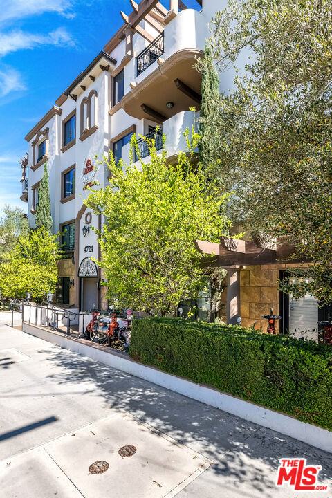 4724 Kester Avenue, Sherman Oaks CA: https://media.crmls.org/mediaz/97e18633-e818-4b44-a0f0-f17ee68b1ae9.jpg