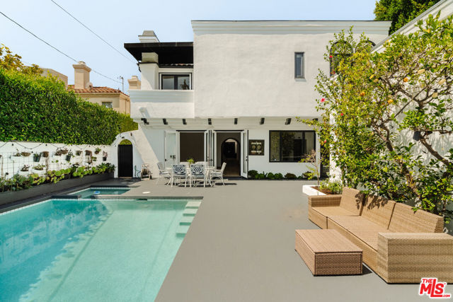 609 21st Place, Santa Monica CA: https://media.crmls.org/mediaz/97e25ccb-21e2-4acf-80e0-db8fe32c3847.jpg