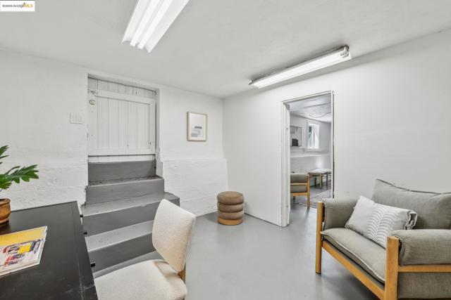 2705 Mathews St, Berkeley CA: https://media.crmls.org/mediaz/97e30dd9-743c-4917-a0fa-a405a196cf8c.jpg