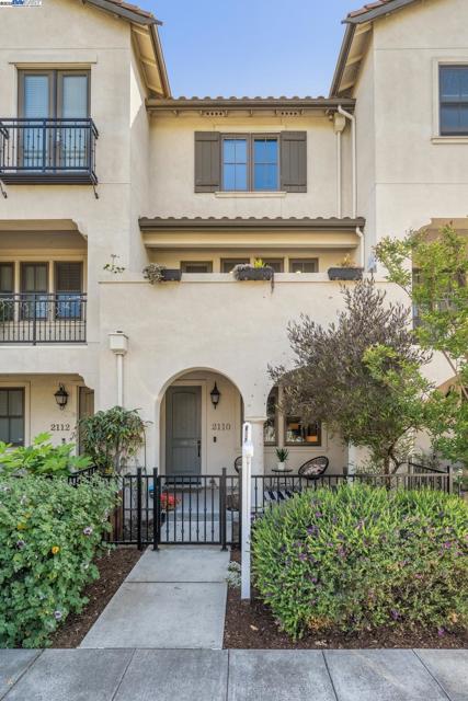 2110 Clement Ave, Alameda CA: https://media.crmls.org/mediaz/97e38b36-3748-47a1-babe-ca0104f5e495.jpg