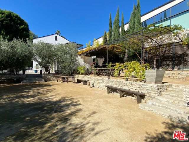 2080 1/2 Vine Street, Los Angeles CA: https://media.crmls.org/mediaz/97e42cf2-c606-4ce6-af04-e0463d1ab3c0.jpg