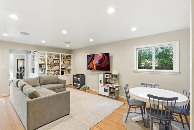 1427 Paloma Avenue, Burlingame CA: https://media.crmls.org/mediaz/97e4f219-29c6-45cd-9086-772b4f1b4669.jpg