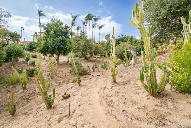 2719 Via Del Robles, Fallbrook CA: https://media.crmls.org/mediaz/97e603fd-7670-4fab-a74f-680219bac80d.jpg