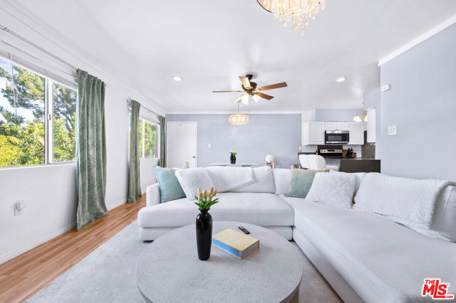 12801 Moorpark Street, Studio City CA: https://media.crmls.org/mediaz/97e6d1e7-cbdd-46ce-a12e-22637bfd7aba.jpg