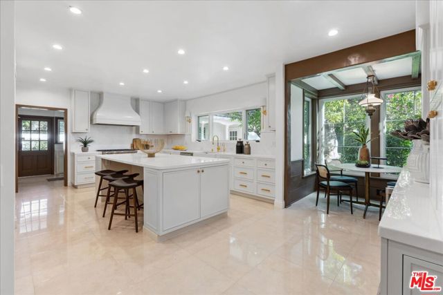 814 Foothill Road, Beverly Hills CA: https://media.crmls.org/mediaz/97e6d463-6d36-4a7e-8c1e-65cc99393f51.jpg