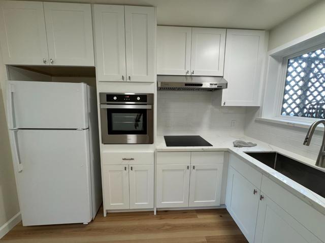 370 Bartlett Street, San Francisco CA: https://media.crmls.org/mediaz/97e774de-e871-4140-a598-9c85b4426e22.jpg