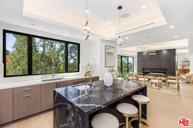 14899 Round Valley Drive, Sherman Oaks CA: https://media.crmls.org/mediaz/97e99a93-c90f-4811-90a1-416478be7320.jpg