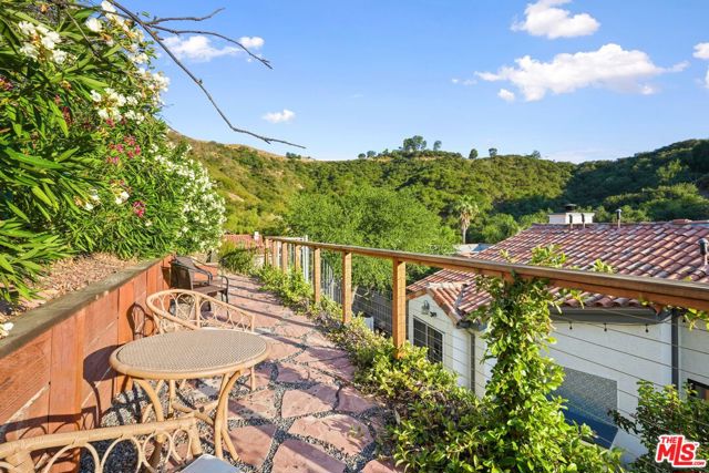 3418 Dorothy Road, Topanga CA: https://media.crmls.org/mediaz/97e9a9ef-8561-4209-8d30-335787d17511.jpg