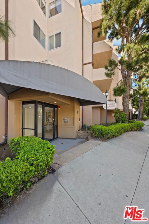 Image 2 for 725 S Barrington Ave #207, Los Angeles, CA 90049