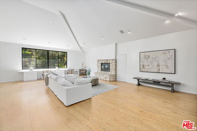515 Warner Avenue, Los Angeles CA: https://media.crmls.org/mediaz/97ea9a68-a684-4868-8f88-4765959a1980.jpg